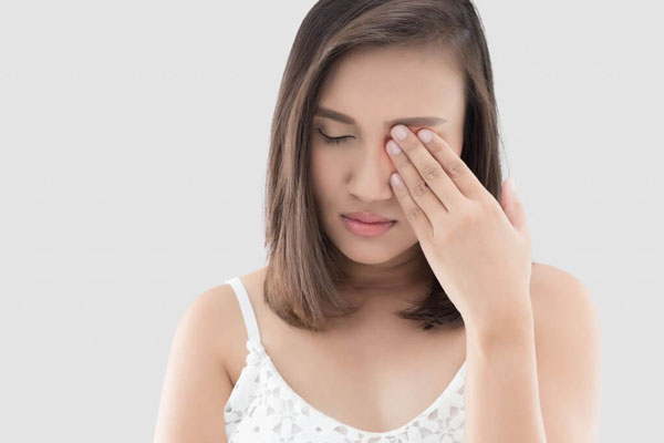 Phụ nữ nháy mắt trái có điềm gì?