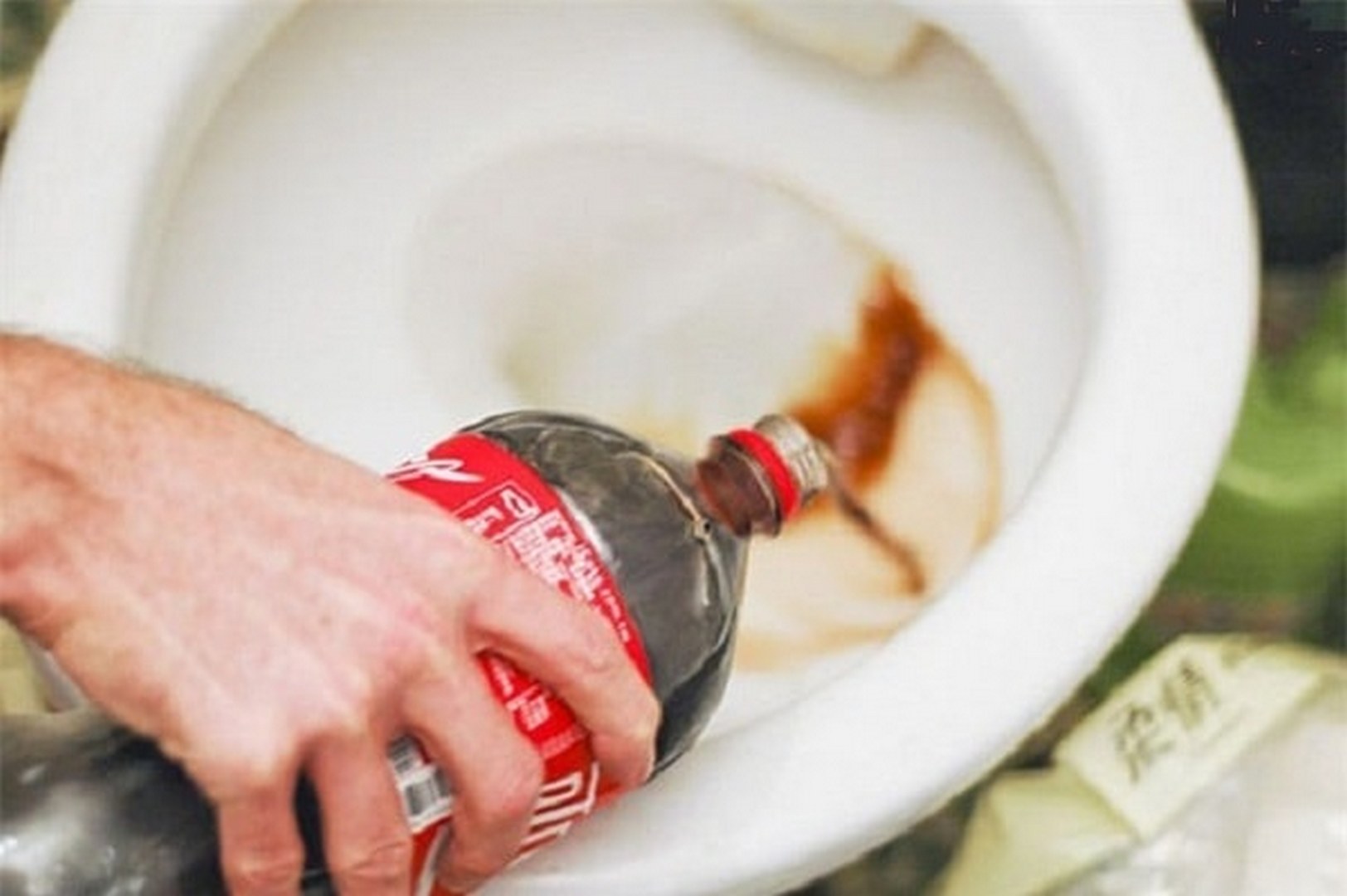 Thông bồn cầu bằng Coca hiệu quả “BÁ ĐẠO” 5