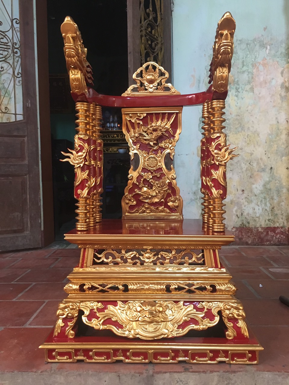 Ý nghĩa của ngai thờ trong tín ngưỡng thờ cúng của người Việt - cách bày đồ thờ cúng