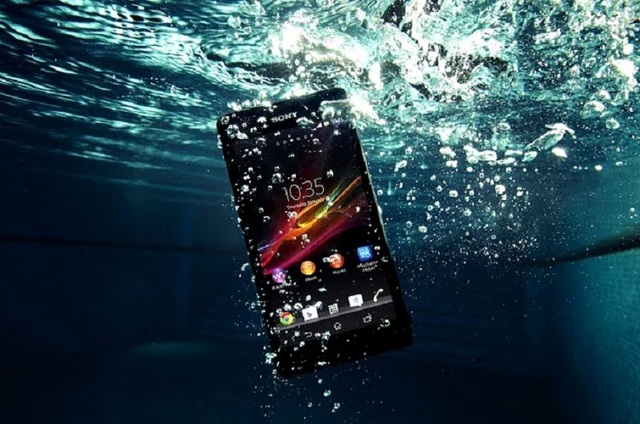 Nằm mơ thấy điện thoại rơi xuống nước là điềm báo gì?