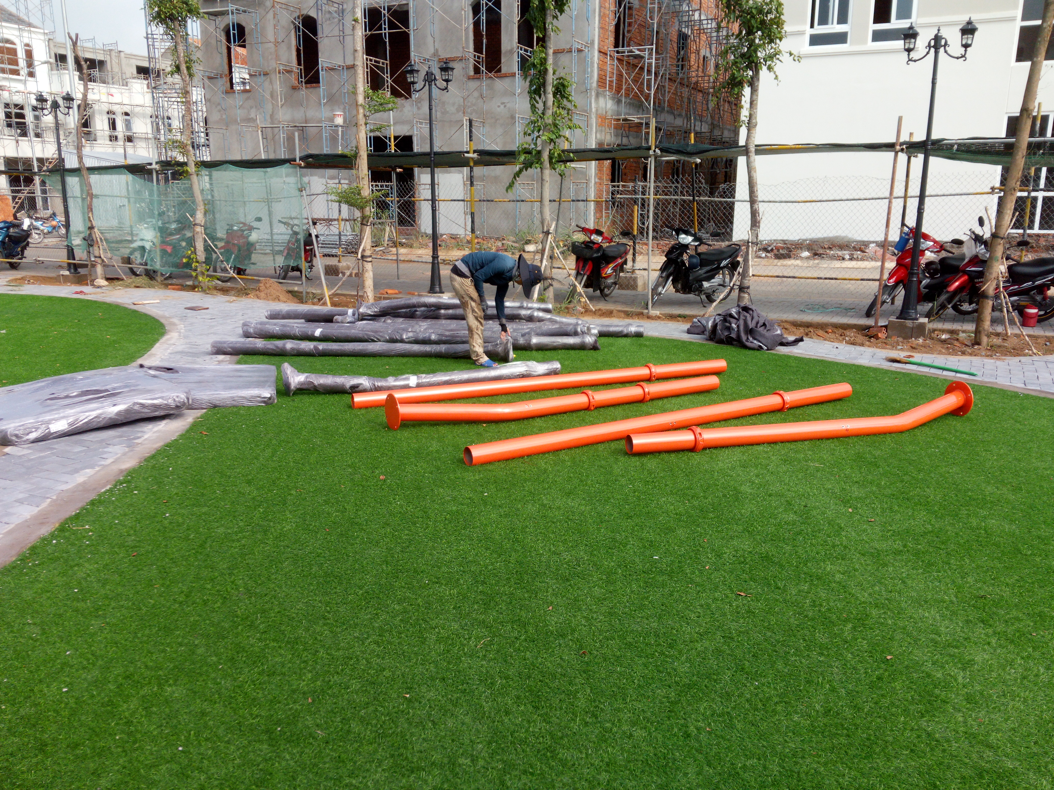 Thi công thảm cỏ nhân tạo và thiết bị sân chơi trẻ em ngoài trời dự án DC  An Giang - Thảm Lót Sàn Cao Su