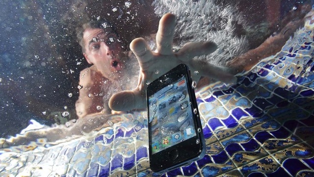 Nằm mơ thấy điện thoại rơi xuống nước là điềm báo gì?