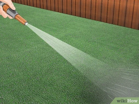 Vệ sinh cỏ nhân tạo bằng vòi nước giúp tiết kiệm thời gian