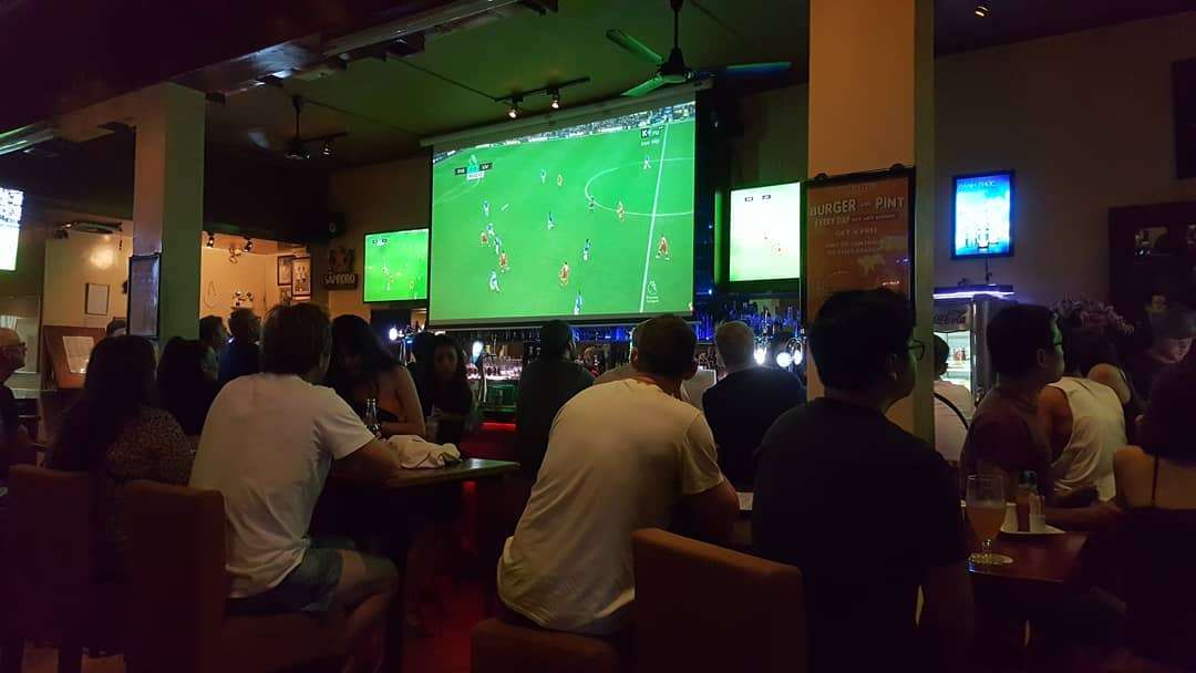 Đi chơi không quên nhiệm vụ, check list những quán ăn có thể coi bóng đá ở Sài Gòn